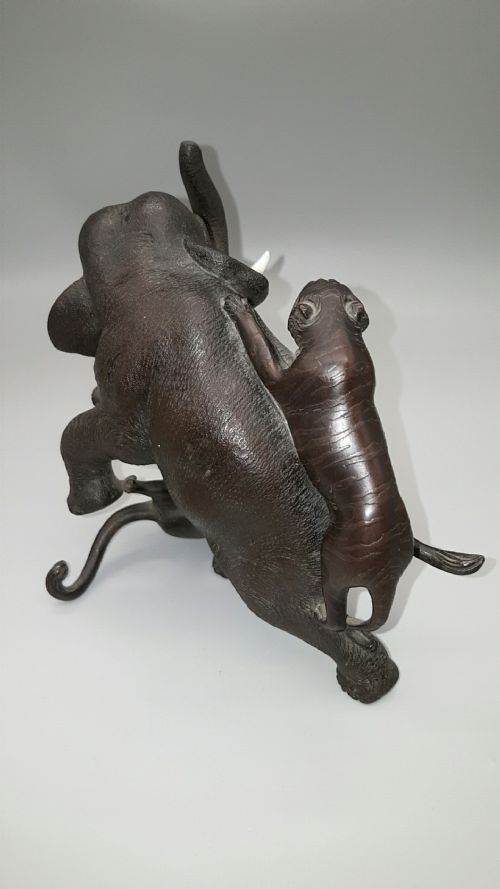 SUPERB SMALL JAPANESE MEIJI LATE 19THC BRONZE OF ELEPHANT AND TIGERS - ADDITIONAL PHOTO 4