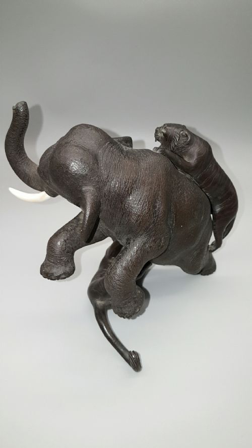 SUPERB SMALL JAPANESE MEIJI LATE 19THC BRONZE OF ELEPHANT AND TIGERS - ADDITIONAL PHOTO 5