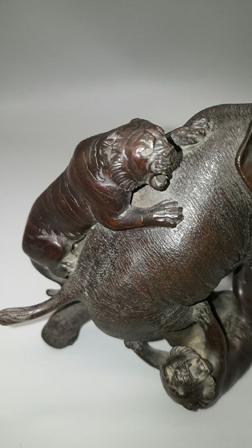 SUPERB SMALL JAPANESE MEIJI LATE 19THC BRONZE OF ELEPHANT AND TIGERS - ADDITIONAL PHOTO 10
