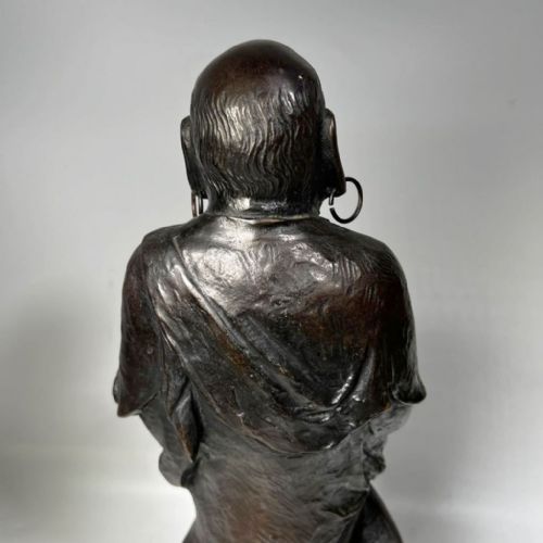 JAPANESE MEIJI LATE 19THCEARLY 20THC BRONZE OF A STANDING BODHIDHARMA HOZANZUKURI - ADDITIONAL PHOTO 4