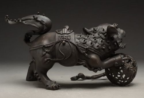 JAPANESE MEIJI EARLY 20THC BRONZE INCENSE BURNER OF TEMPLE LION AND BALL - ADDITIONAL PHOTO 1