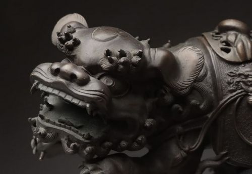 JAPANESE MEIJI EARLY 20THC BRONZE INCENSE BURNER OF TEMPLE LION AND BALL - ADDITIONAL PHOTO 4
