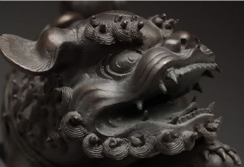 JAPANESE MEIJI EARLY 20THC BRONZE INCENSE BURNER OF TEMPLE LION AND BALL - ADDITIONAL PHOTO 5