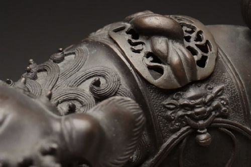 JAPANESE MEIJI EARLY 20THC BRONZE INCENSE BURNER OF TEMPLE LION AND BALL - ADDITIONAL PHOTO 6