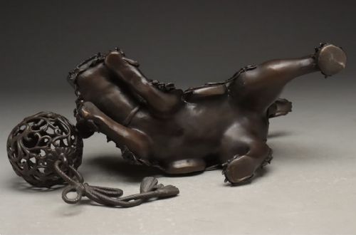 JAPANESE MEIJI EARLY 20THC BRONZE INCENSE BURNER OF TEMPLE LION AND BALL - ADDITIONAL PHOTO 8