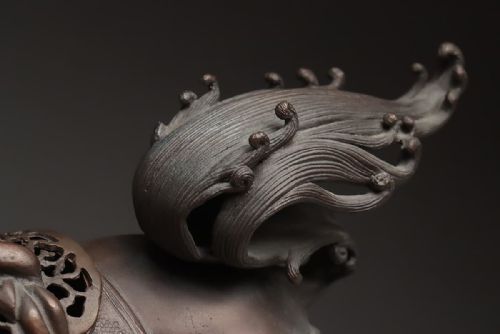 JAPANESE MEIJI EARLY 20THC BRONZE INCENSE BURNER OF TEMPLE LION AND BALL - ADDITIONAL PHOTO 9
