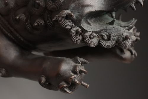JAPANESE MEIJI EARLY 20THC BRONZE INCENSE BURNER OF TEMPLE LION AND BALL - ADDITIONAL PHOTO 10