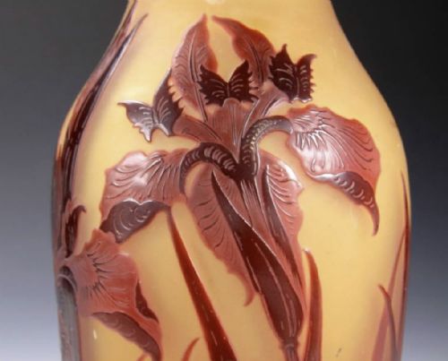 BEAUTIFUL FRENCH DARGENTAL CA 1920 CAMEO VASE DECORATED WITH IRISES - ADDITIONAL PHOTO 6