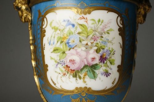 STRIKING SEVRES 18TH CENTURY 1761 BLUE PORCELAIN GILT BRONZE URN - ADDITIONAL PHOTO 3