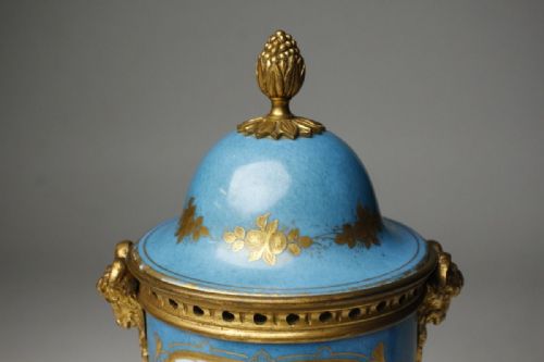 STRIKING SEVRES 18TH CENTURY 1761 BLUE PORCELAIN GILT BRONZE URN - ADDITIONAL PHOTO 4