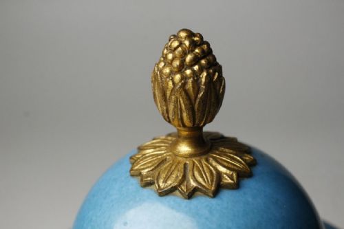 STRIKING SEVRES 18TH CENTURY 1761 BLUE PORCELAIN GILT BRONZE URN - ADDITIONAL PHOTO 5