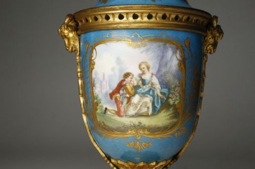 STRIKING SEVRES 18TH CENTURY 1761 BLUE PORCELAIN GILT BRONZE URN - ADDITIONAL PHOTO 6