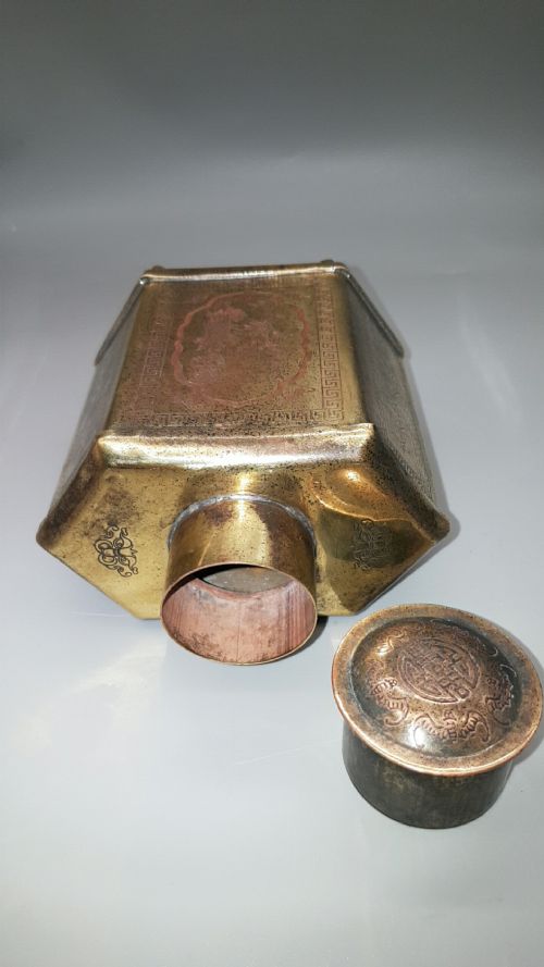 CHINESE ANTIQUE EARLY 20THC HEXAGONAL ENGRAVED BRASS TEA CADDY - ADDITIONAL PHOTO 4