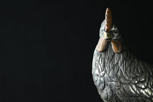 STRIKING JAPANESE MEIJI EARLY 20THC SILVERED BRONZE COCKEREL ON A DRUM - ADDITIONAL PHOTO 4
