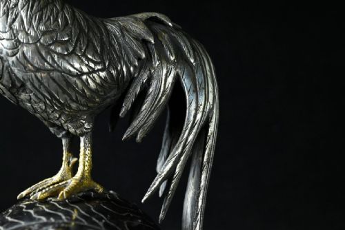 STRIKING JAPANESE MEIJI EARLY 20THC SILVERED BRONZE COCKEREL ON A DRUM - ADDITIONAL PHOTO 8