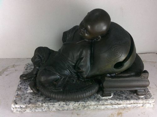 CHARMING JAPANESE MEIJITAISHO EARLY 20THC BRONZE SLEEPING MONK - ADDITIONAL PHOTO 4