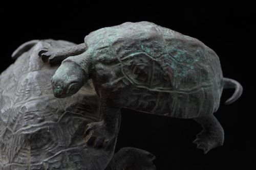 EXQUISITE JAPANESE MEIJI LATE 19THC SMALL BRONZE TWO TURTLES MARUKI COMPANY - ADDITIONAL PHOTO 2