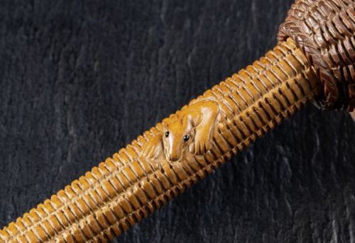 RARE JAPANESE MEIJI EARLY 20THC CARVED WOODEN NEZUMI YATATE BRUSH - ADDITIONAL PHOTO 8