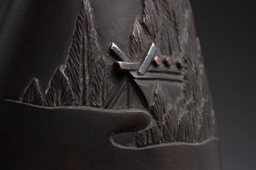 BEAUTIFUL JAPANESE MEIJI EARLY 20THC SMALL BRONZE VASE W SILVER INLAY FOREST SHRINE - ADDITIONAL PHOTO 10