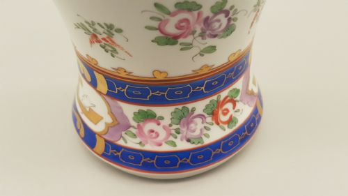 STRIKING ANTIQUE DRESDEN ARMORIAL PORCELAIN URN WITH COVER CA 1850 BEARING FAMOUS HOWARD FAMILY CREST - ADDITIONAL PHOTO 4