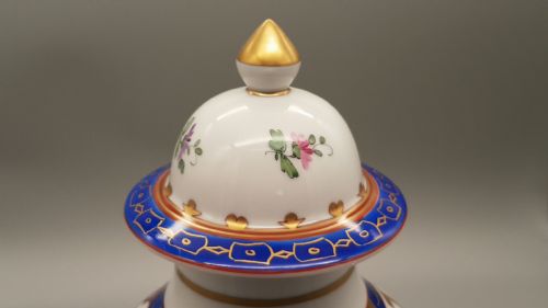 STRIKING ANTIQUE DRESDEN ARMORIAL PORCELAIN URN WITH COVER CA 1850 BEARING FAMOUS HOWARD FAMILY CREST - ADDITIONAL PHOTO 5