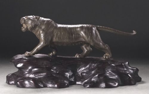 JAPANESE MEIJI EARLY 20THC SMALL BRONZE TIGER STAND IZUMI SEIJO II - ADDITIONAL PHOTO 1