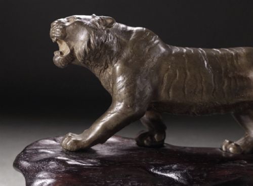 JAPANESE MEIJI EARLY 20THC SMALL BRONZE TIGER STAND IZUMI SEIJO II - ADDITIONAL PHOTO 2