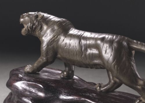 JAPANESE MEIJI EARLY 20THC SMALL BRONZE TIGER STAND IZUMI SEIJO II - ADDITIONAL PHOTO 3
