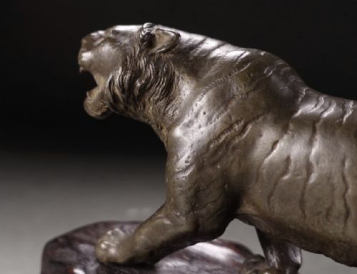 JAPANESE MEIJI EARLY 20THC SMALL BRONZE TIGER STAND IZUMI SEIJO II - ADDITIONAL PHOTO 4