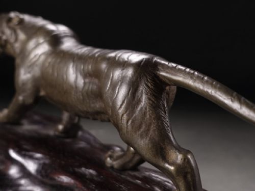 JAPANESE MEIJI EARLY 20THC SMALL BRONZE TIGER STAND IZUMI SEIJO II - ADDITIONAL PHOTO 5