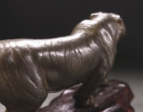 JAPANESE MEIJI EARLY 20THC SMALL BRONZE TIGER STAND IZUMI SEIJO II - ADDITIONAL PHOTO 8