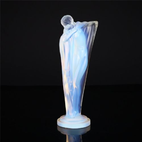 EXQUISITE FRENCH ART DECO CA 1932 ETLING NUE AU BRAS TENDU OPALESCENT GLASS FIGURINE LUCILLE SEVIN - ADDITIONAL PHOTO 3