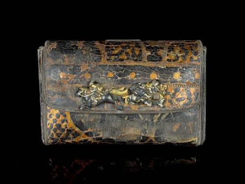 EXQUISITE JAPANESE EDO MID 19THC TOOLED LEATHER TOBACCO POUCH WITH GOLDSILVER INLAID CLASP