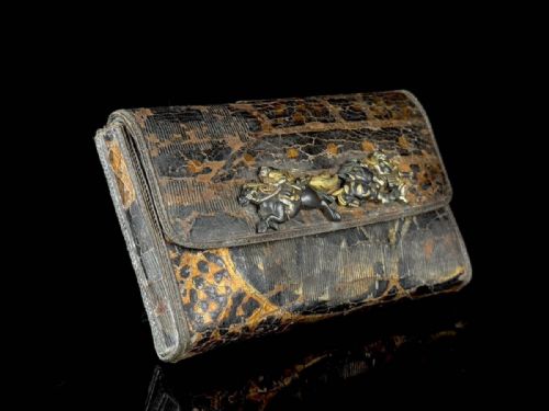 EXQUISITE JAPANESE EDO MID 19THC TOOLED LEATHER TOBACCO POUCH WITH GOLDSILVER INLAID CLASP - ADDITIONAL PHOTO 2