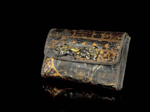 EXQUISITE JAPANESE EDO MID 19THC TOOLED LEATHER TOBACCO POUCH WITH GOLDSILVER INLAID CLASP - ADDITIONAL PHOTO 3