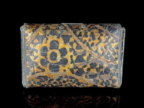 EXQUISITE JAPANESE EDO MID 19THC TOOLED LEATHER TOBACCO POUCH WITH GOLDSILVER INLAID CLASP - ADDITIONAL PHOTO 4
