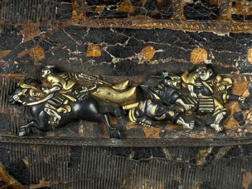 EXQUISITE JAPANESE EDO MID 19THC TOOLED LEATHER TOBACCO POUCH WITH GOLDSILVER INLAID CLASP - ADDITIONAL PHOTO 6