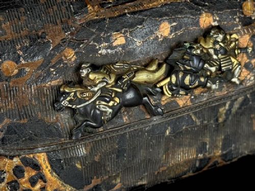 EXQUISITE JAPANESE EDO MID 19THC TOOLED LEATHER TOBACCO POUCH WITH GOLDSILVER INLAID CLASP - ADDITIONAL PHOTO 7