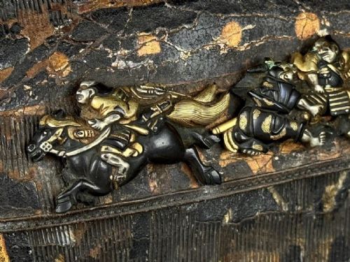 EXQUISITE JAPANESE EDO MID 19THC TOOLED LEATHER TOBACCO POUCH WITH GOLDSILVER INLAID CLASP - ADDITIONAL PHOTO 9