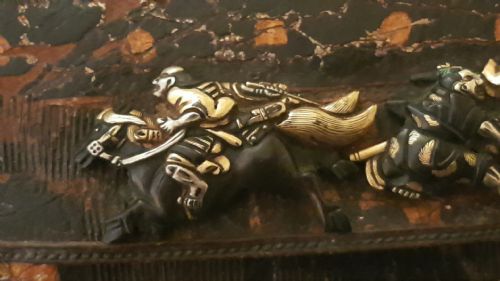 EXQUISITE JAPANESE EDO MID 19THC TOOLED LEATHER TOBACCO POUCH WITH GOLDSILVER INLAID CLASP - ADDITIONAL PHOTO 11