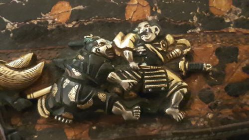 EXQUISITE JAPANESE EDO MID 19THC TOOLED LEATHER TOBACCO POUCH WITH GOLDSILVER INLAID CLASP - ADDITIONAL PHOTO 12