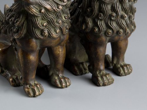 RARE JAPANESE ANTIQUE LATE 19THC PAIR OF SMALL BRONZE GUARDIAN LIONS - ADDITIONAL PHOTO 8