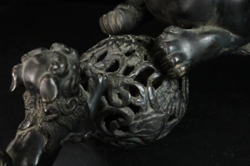 SUPERB JAPANESE MEIJI EARLY 20THC BRONZE FAMILY OF CHINESE TEMPLE LIONS - ADDITIONAL PHOTO 2