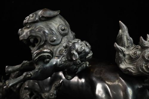 SUPERB JAPANESE MEIJI EARLY 20THC BRONZE FAMILY OF CHINESE TEMPLE LIONS - ADDITIONAL PHOTO 3