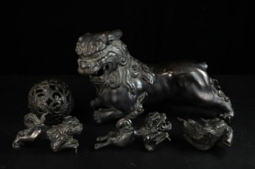 SUPERB JAPANESE MEIJI EARLY 20THC BRONZE FAMILY OF CHINESE TEMPLE LIONS - ADDITIONAL PHOTO 4