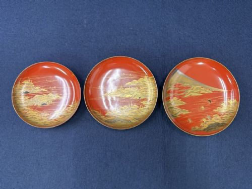 STUNNING JAPANESE ANTIQUE EARLY 20THC SET OF 3 LACQUER SAKE CUPS MT FUJI SEASCAPES