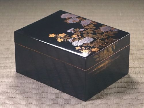 Beautiful Japanese Meiji (early 20thC) Lacquer Maki-e Storage Box, Chrysanthemum, Nihonbashi Kuroeya