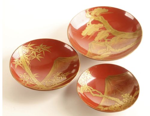 A Japanese black and gold lacquerware sake table featuring a raised stand, removable matching tray, and three red lacquer sakazuki cups adorned with painted gold motifs. View VI