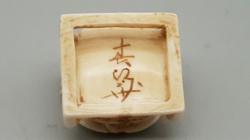 Rare Japanese Meiji Ivory Netsuke of a Traditional Japanese ‘Taiko’ Drum View IV