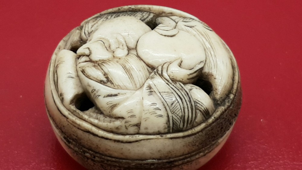 Japanese Edo Stag Antler Manju Netsuke Depicting Jurojin, the God of Longevity View IV
